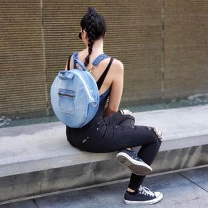 🔥JR’s Sapphire Convertible Circle Backpack 🔥